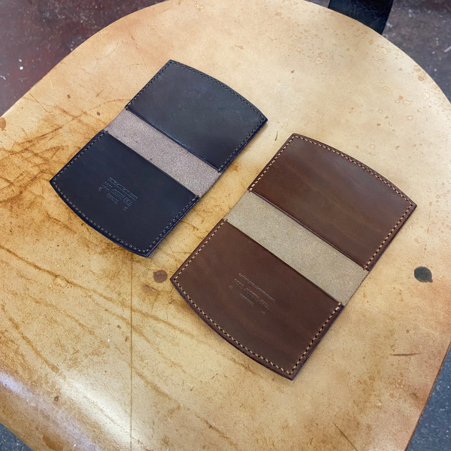Minimal curved card holder