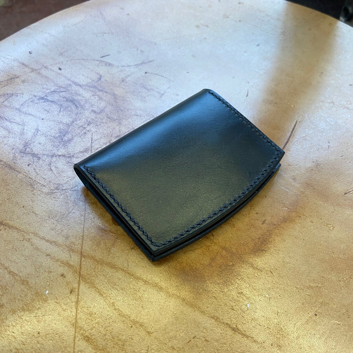 Minimal curved card holder